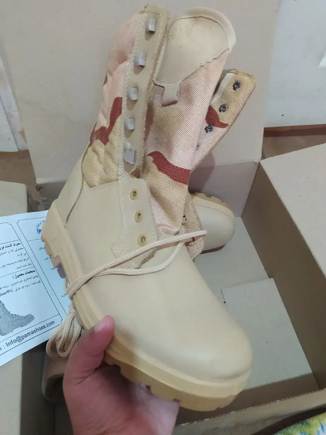 پوتین .کفش|کیف، کفش، کمربند|سراوان, |دیوار