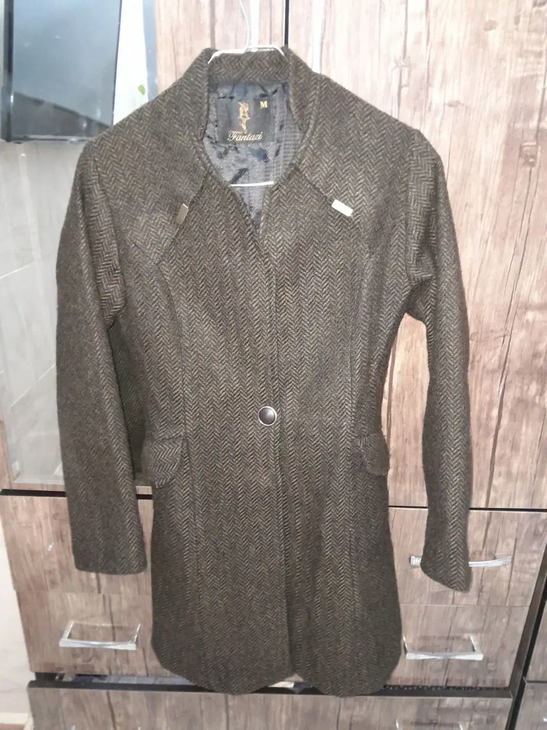 دو عدد پالتو|لباس|قم, دروازه ری|دیوار