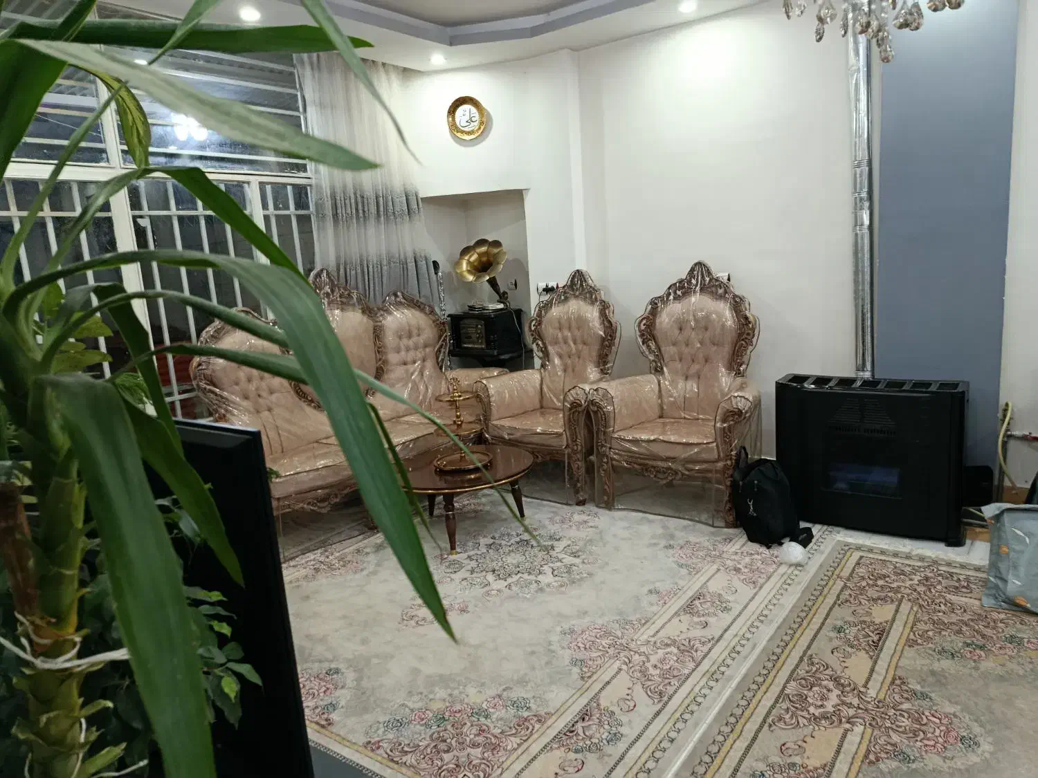 مبل سلطنتی ۷ نفره کلاسیک شیک در حد به همراه کاور|مبلمان خانگی و میز عسلی|شاهینشهر, نبوت|دیوار