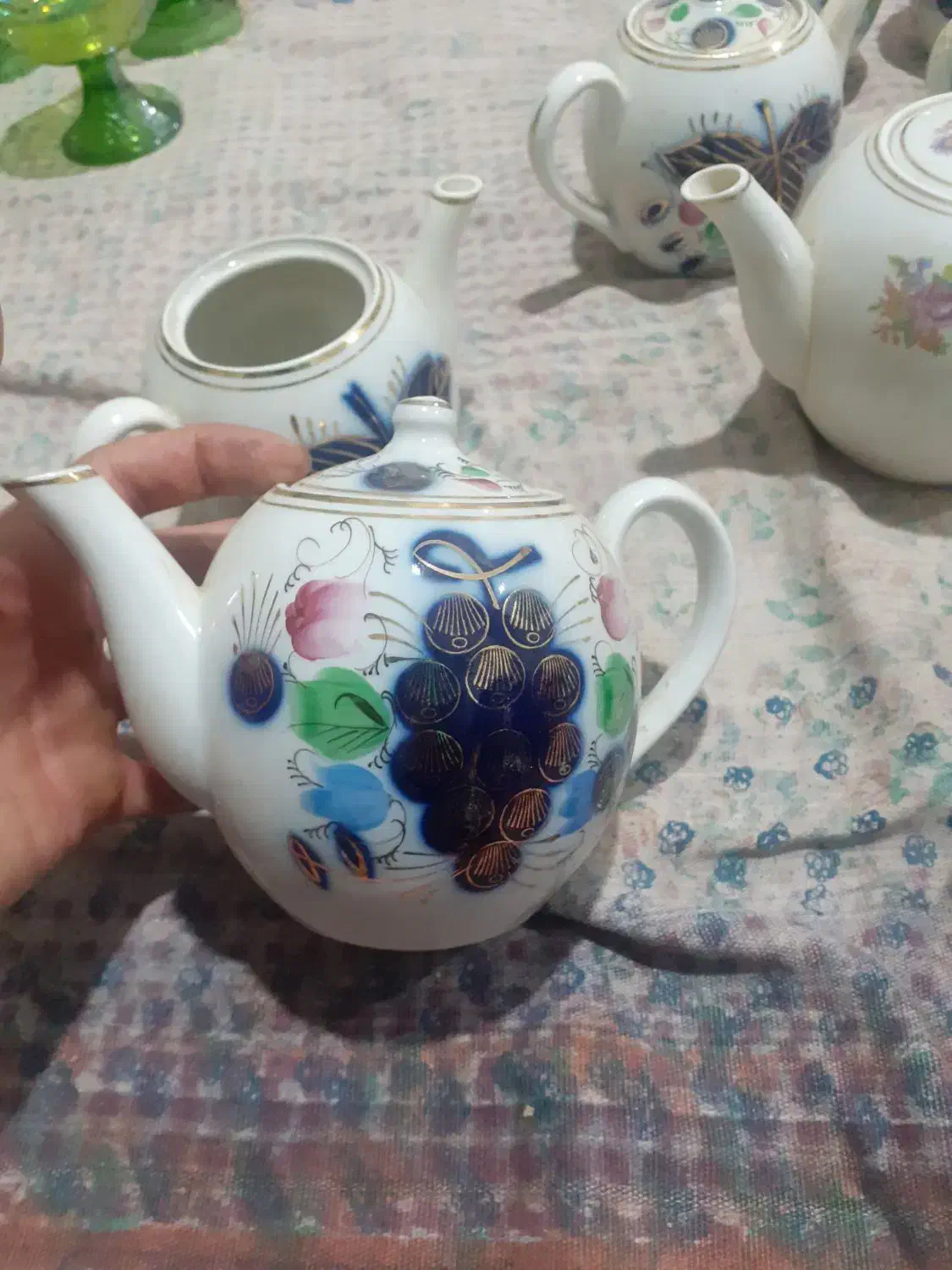 قوری گل انگوری|کلکسیون اشیاء عتیقه|آران و بیدگل, |دیوار