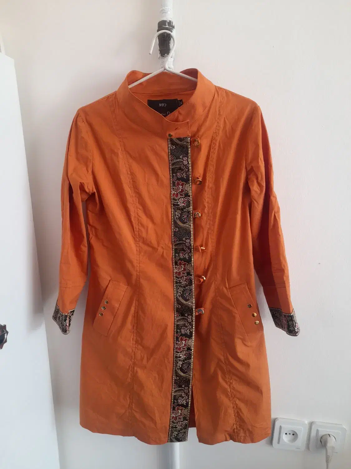 مانتو زنانه و شال|لباس|اصفهان, ورزشگاه نقش جهان|دیوار