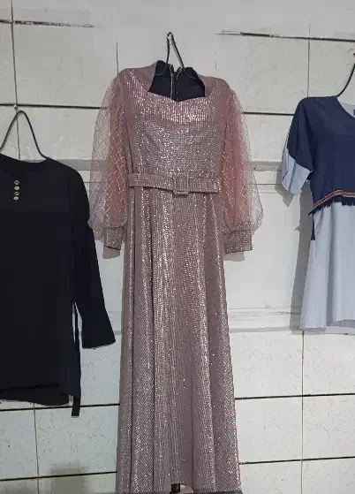 پیراهن|لباس|الشتر, |دیوار