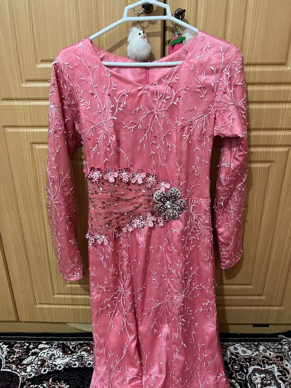 لباس مجلسی|لباس|قشم, |دیوار