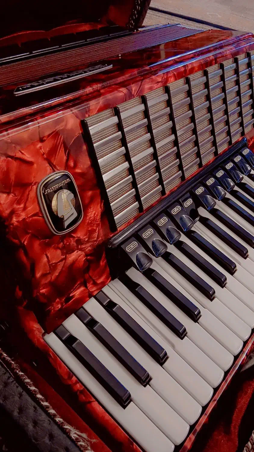 آکاردئون|پیانو، کیبورد، آکاردئون|پایین هولار, |دیوار