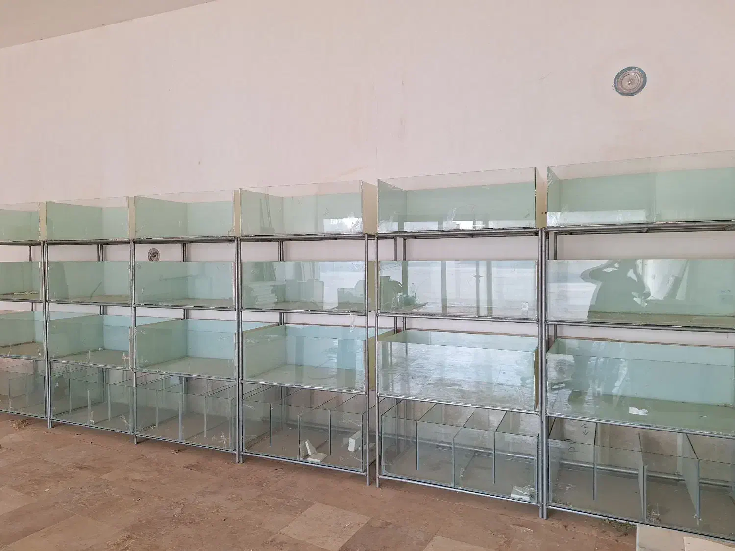 تجهیزات کامل سالن تکثیرماهی زینتی|ماهی|اردبیل, |دیوار