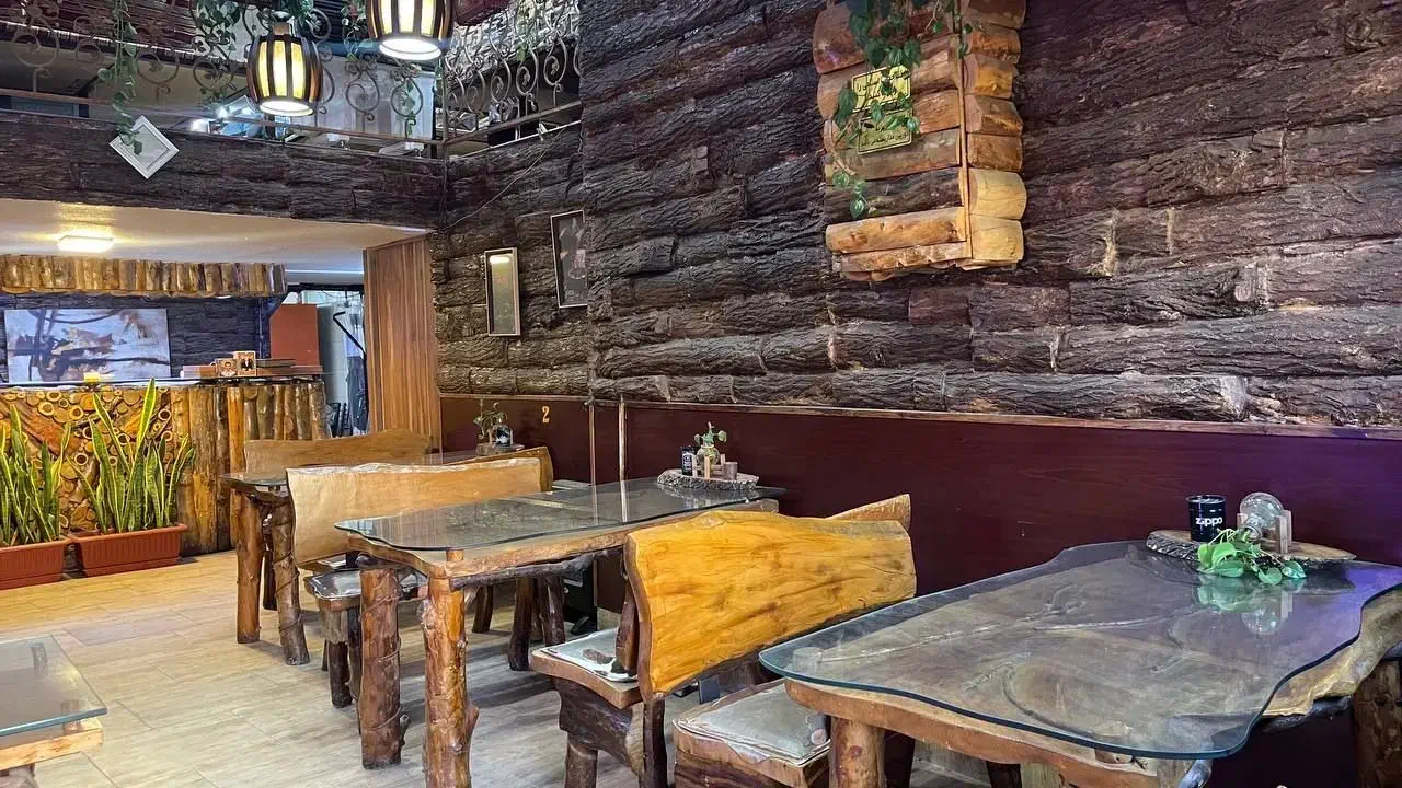 میز چوبی خاص و طبیعی|میز و صندلی غذاخوری|فشم, |دیوار