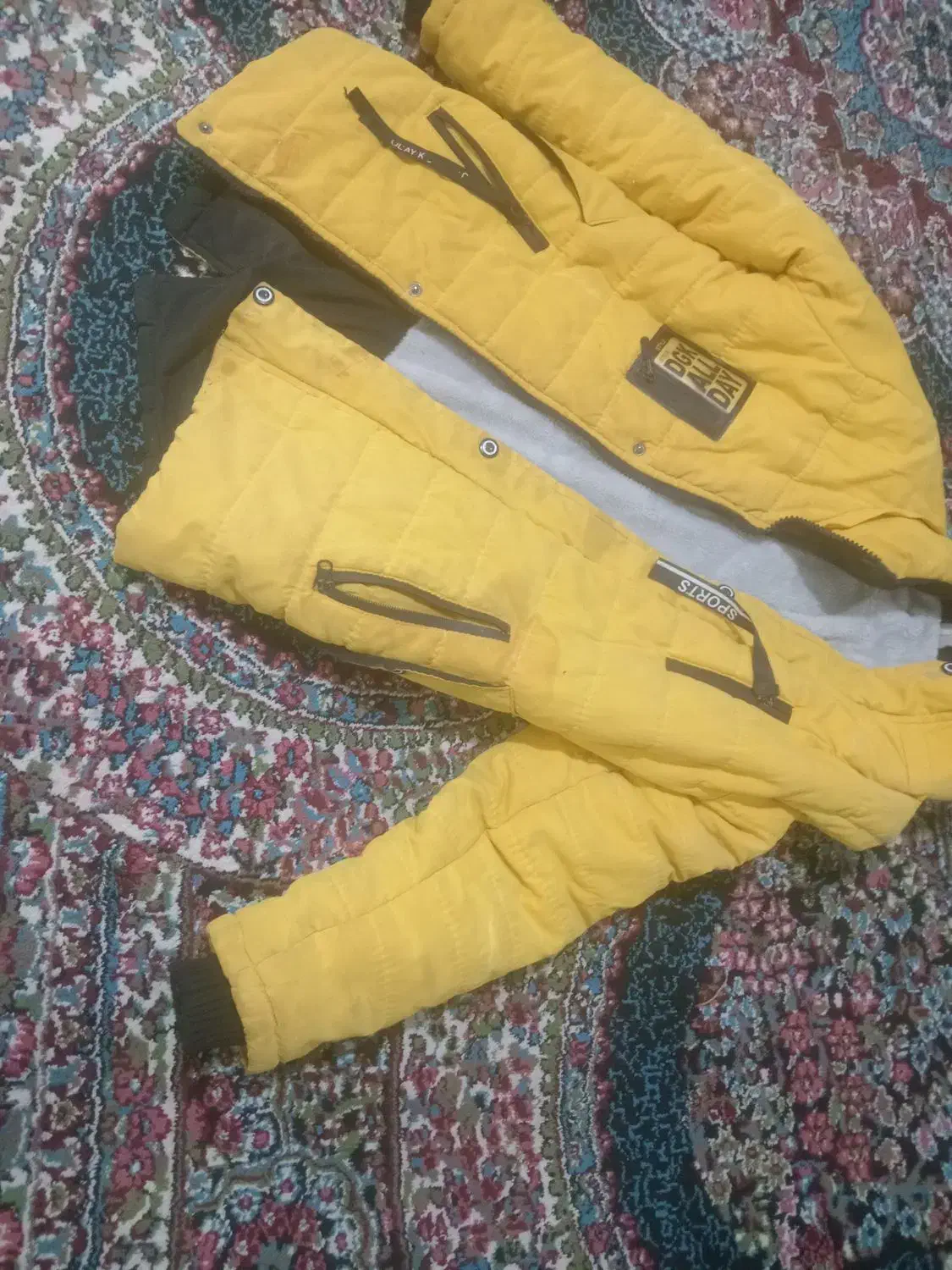 کاپیشن نو|لباس|زرند, |دیوار