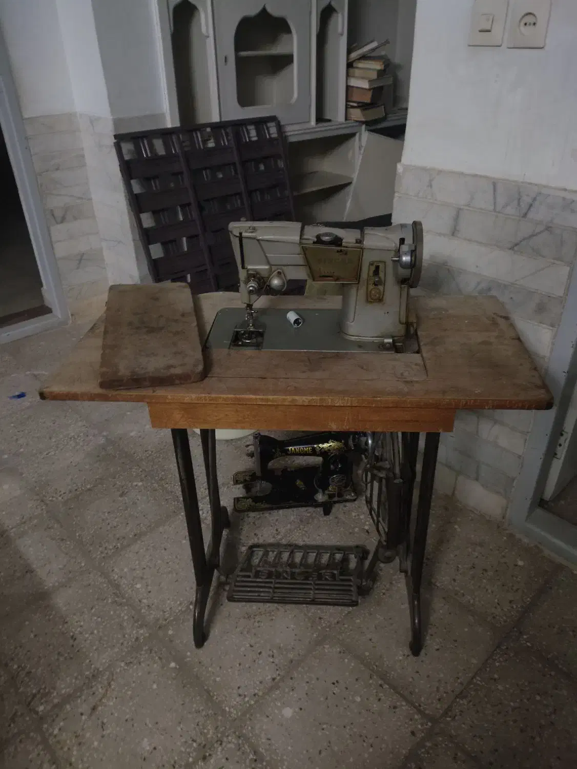 چندین وسیله عتیقه|کلکسیون اشیاء عتیقه|یزد, |دیوار