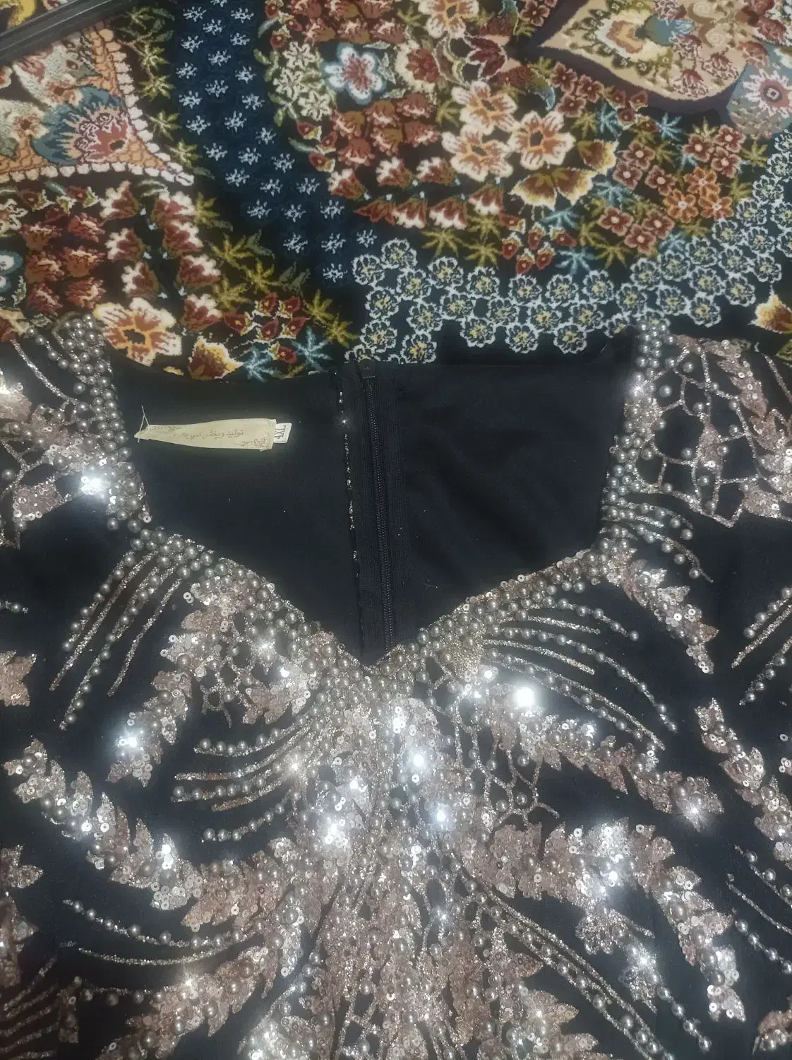 پیراهن زیبا|لباس|رباط‌کریم, رباط‌کریم|دیوار