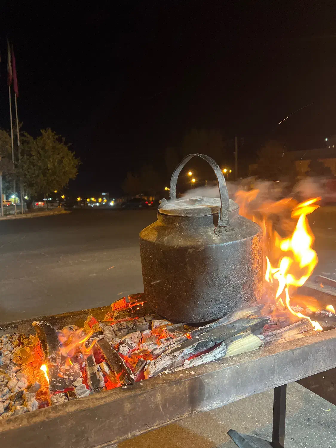 به یک شاگرد در کبابی نیازمندیم|استخدام خدمات فروشگاه و رستوران|سقز, |دیوار