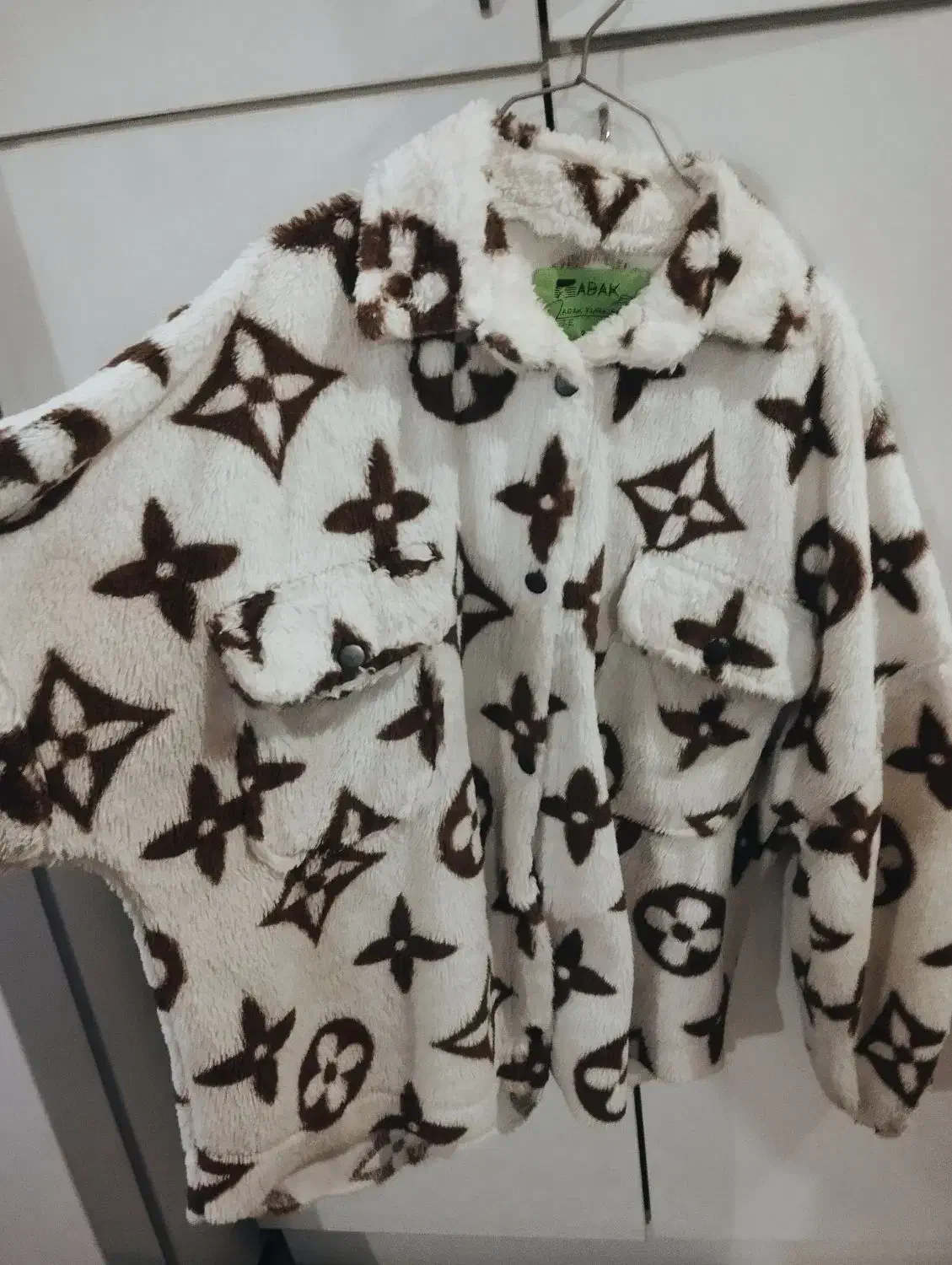 پالتو|لباس|اردبیل, |دیوار