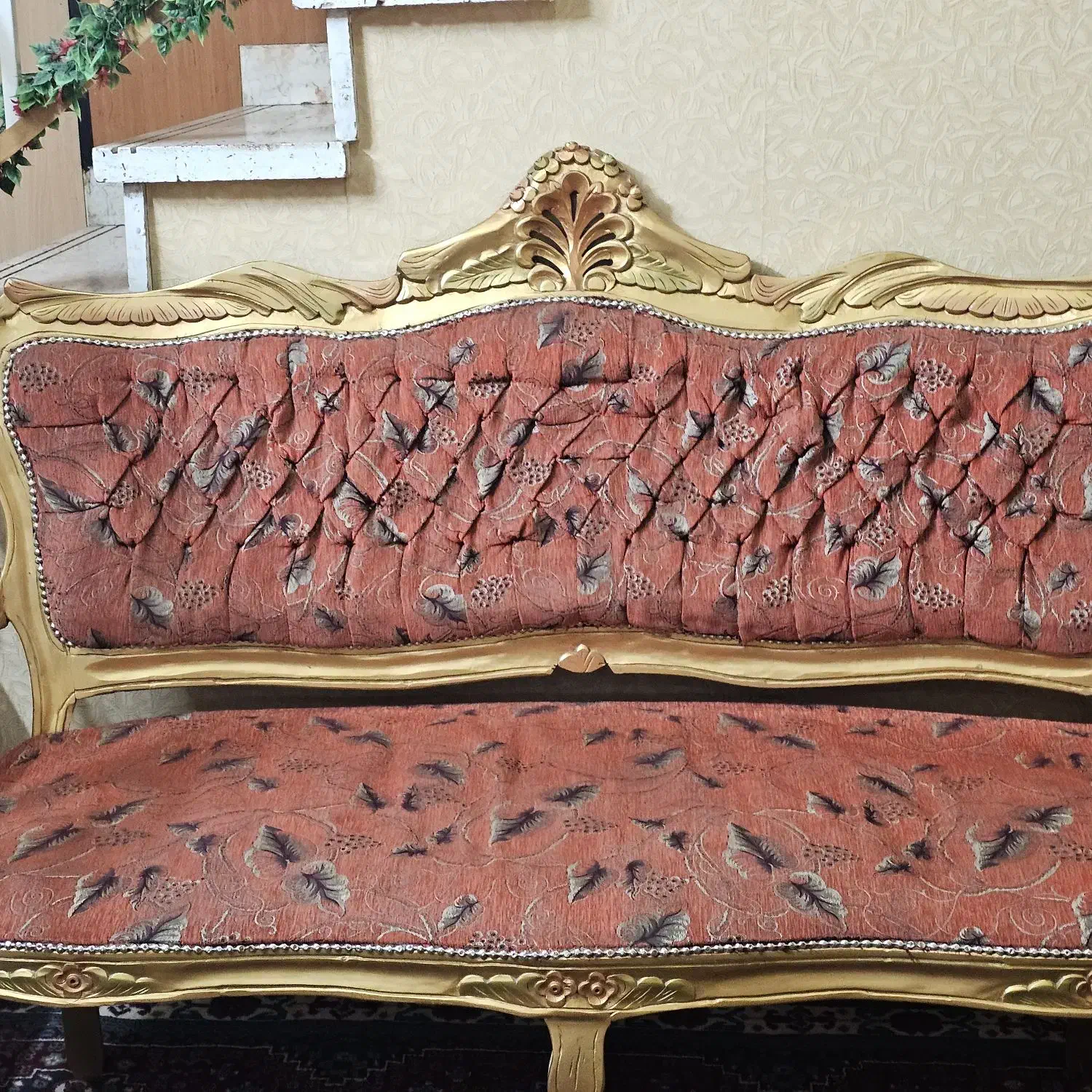 مبل تاجدار با طرح برگ|مبلمان خانگی و میز عسلی|شیراز, آزادگان|دیوار