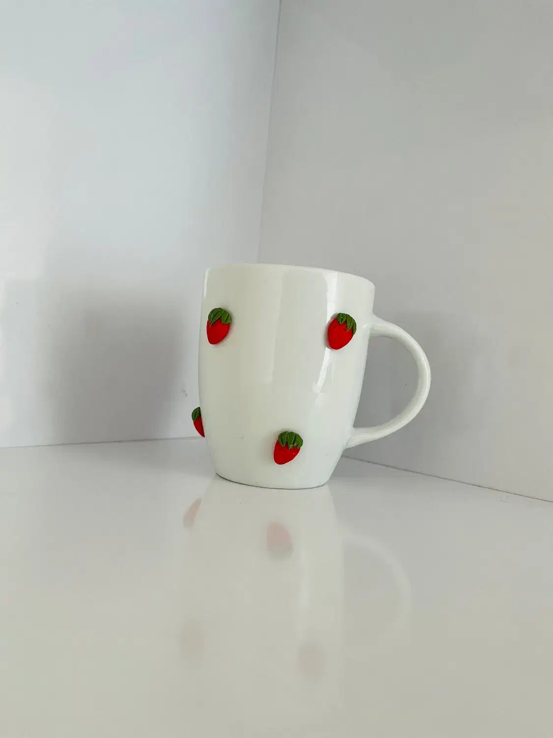 ماگ توت فرنگی برجسته|ظروف سرو و پذیرایی|ری, صفاییه (چشمه علی)|دیوار