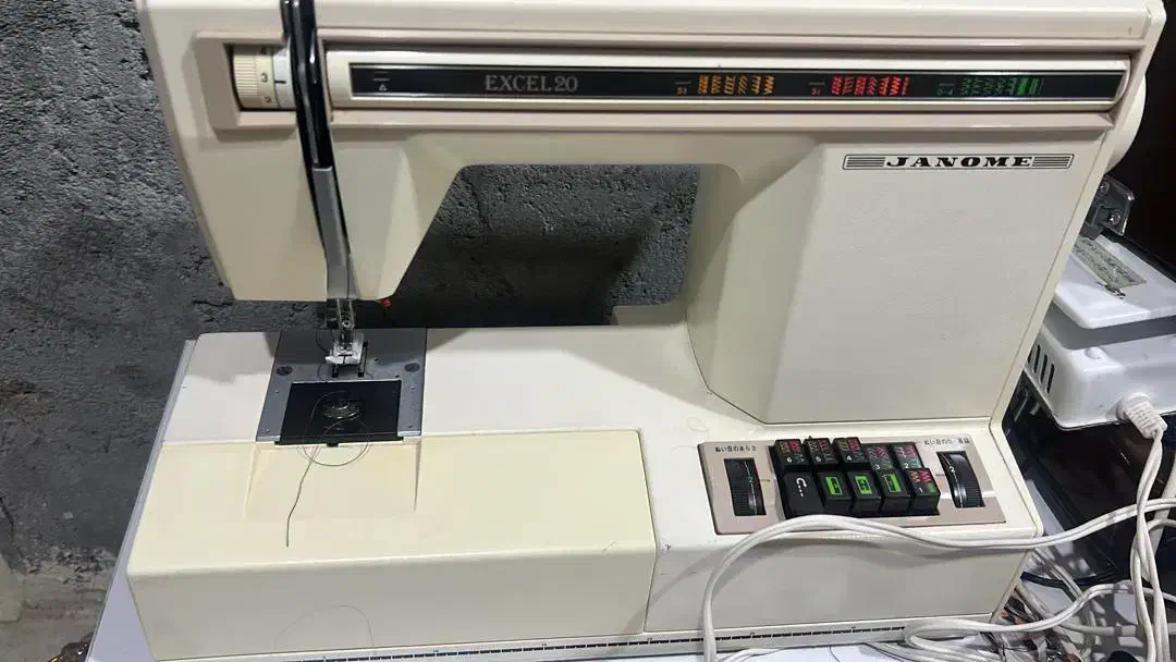 چرخ نخ دوزی و ساده دوزی|چرخ خیاطی و ریسندگی|قشم, |دیوار