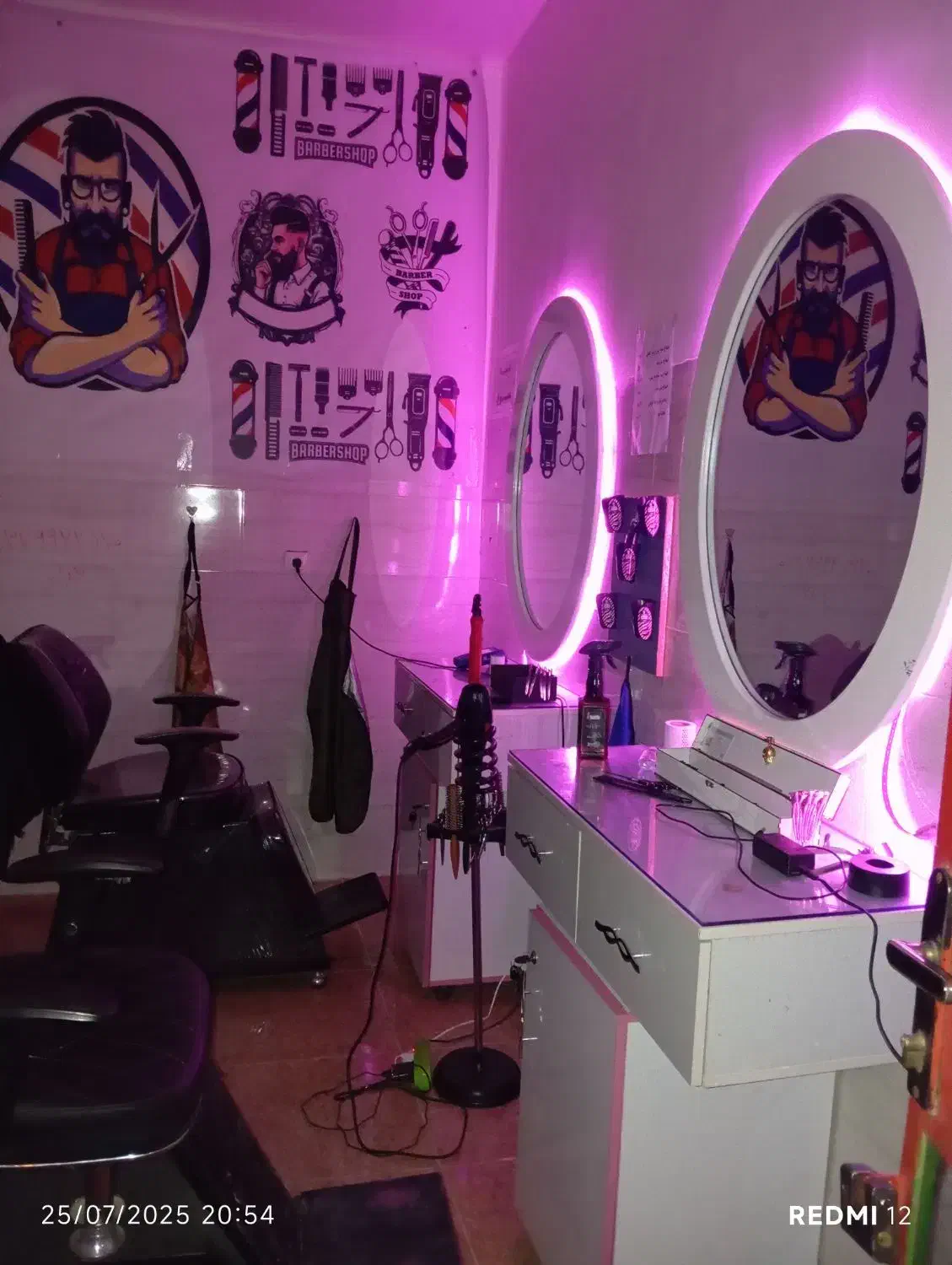 ویترین آرایشگاه|آرایشگاه و سالن‌های زیبایی|خرم‌آباد, |دیوار