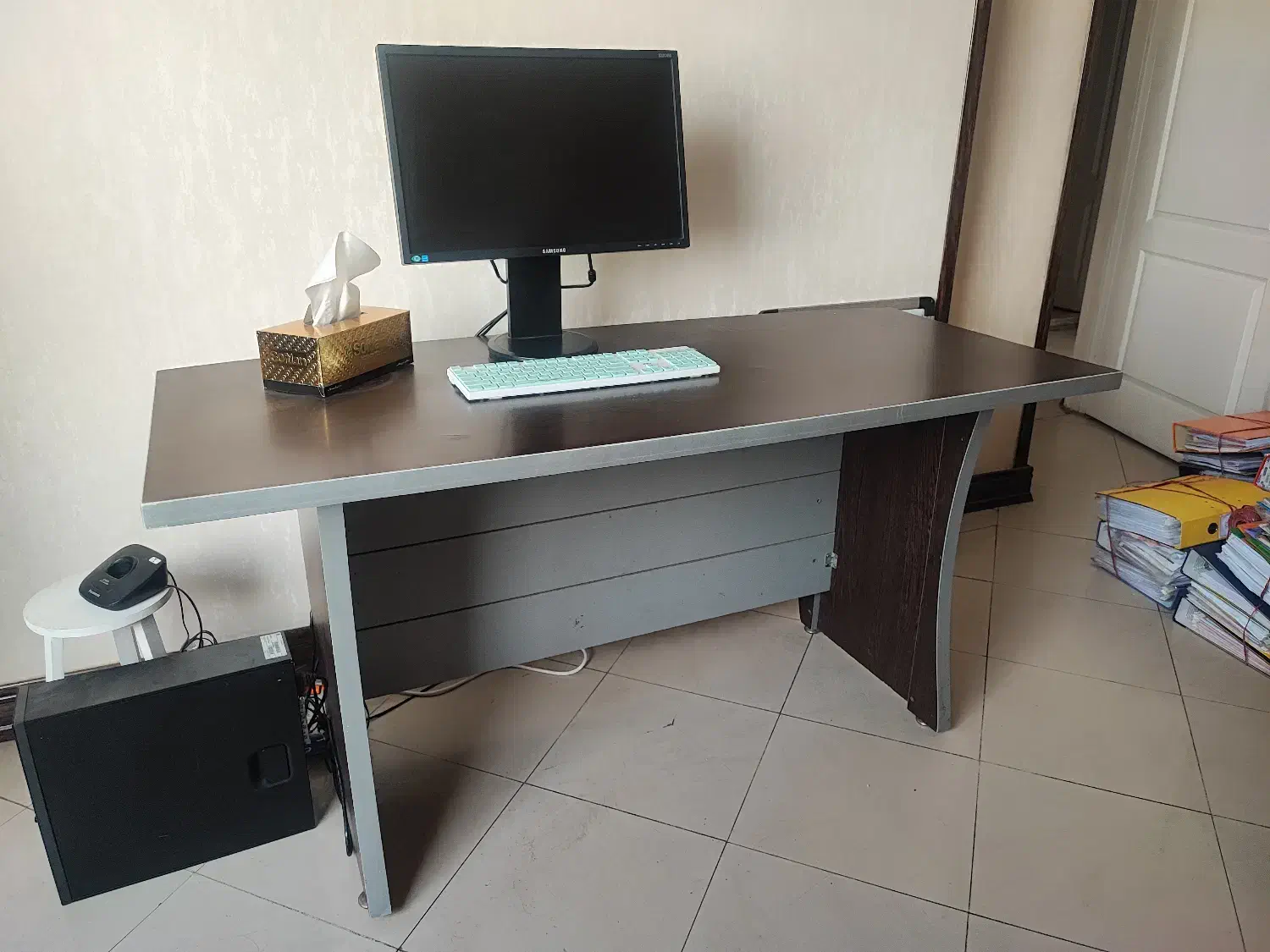 میز اداری|مبلمان اداری|کرج, چهارصد دستگاه|دیوار