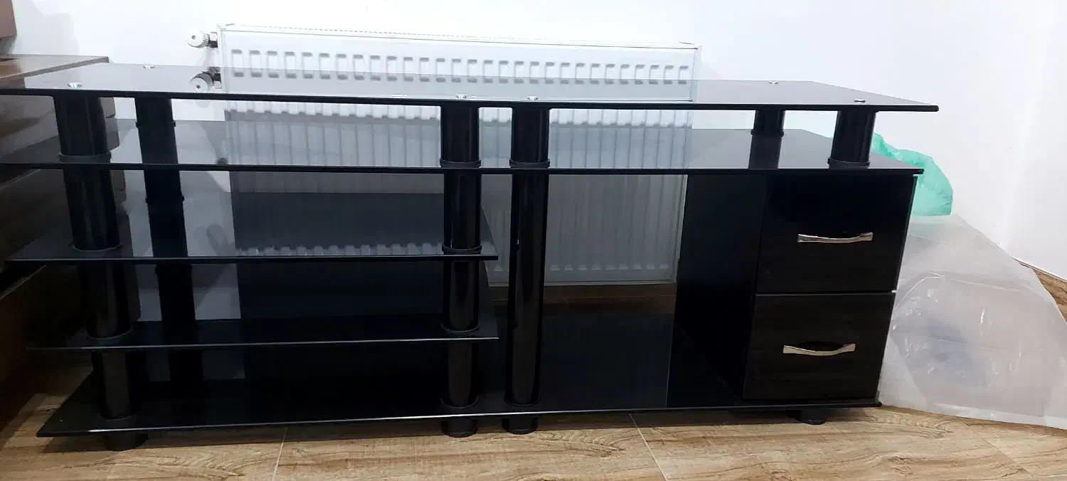 میز زیر تلویزیون شیشه ای بسیار محم و جادار|میز تلویزیون|قائم‌شهر, |دیوار