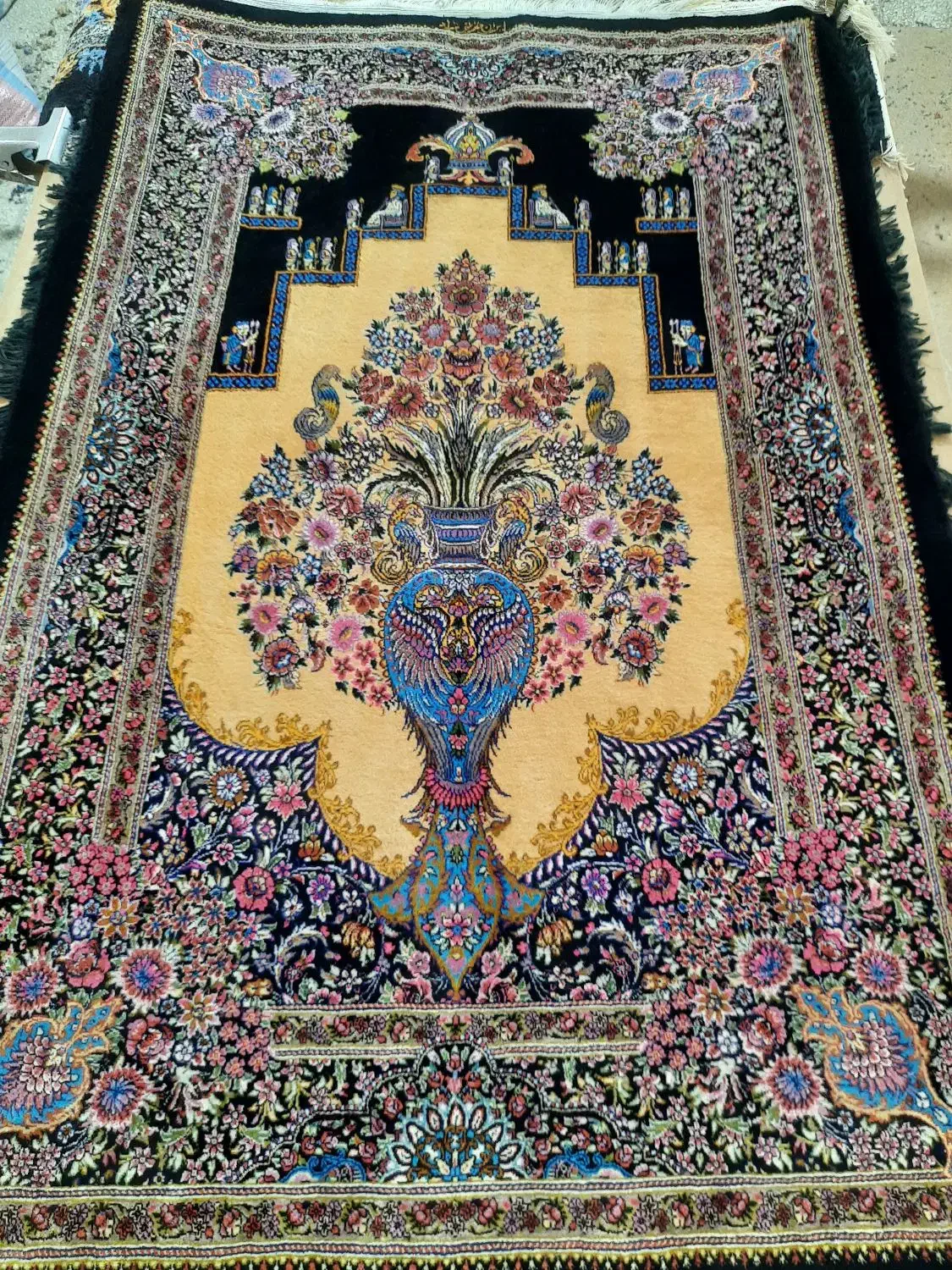 زرچارک زمینه کرم حاشیه مشکی دستباف قم|فرش|قم, علی آباد سعدگان|دیوار