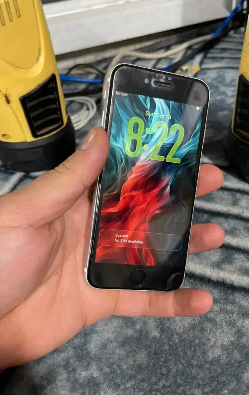 در حد نو iPhone se 2020|موبایل|رشت, معلم|دیوار