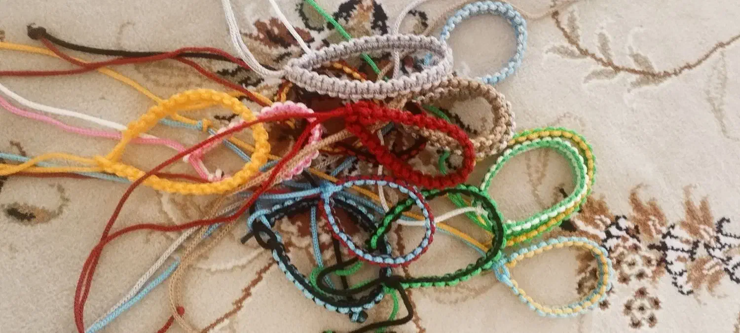 انواع دستبند نخی با رنگ بندی متنوع|بدلیجات|بروجرد, |دیوار