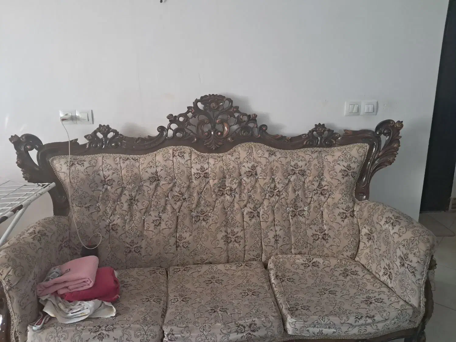 مبل ۹ نفره چوب گردو به همراه میز و دوعسلی|مبلمان خانگی و میز عسلی|ساری, |دیوار