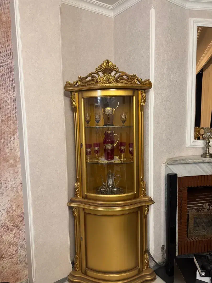 ویترین چوبی طلایی کاملا سالم|بوفه، ویترین، کنسول|تهران, ولنجک|دیوار
