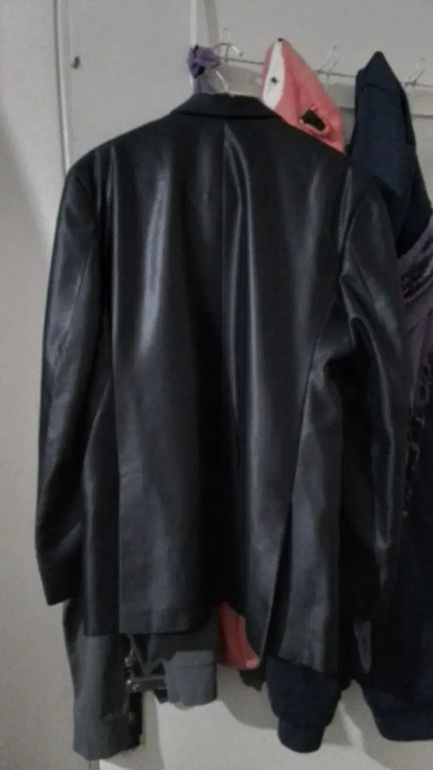 کت تک|لباس|ری, سیزده آبان|دیوار