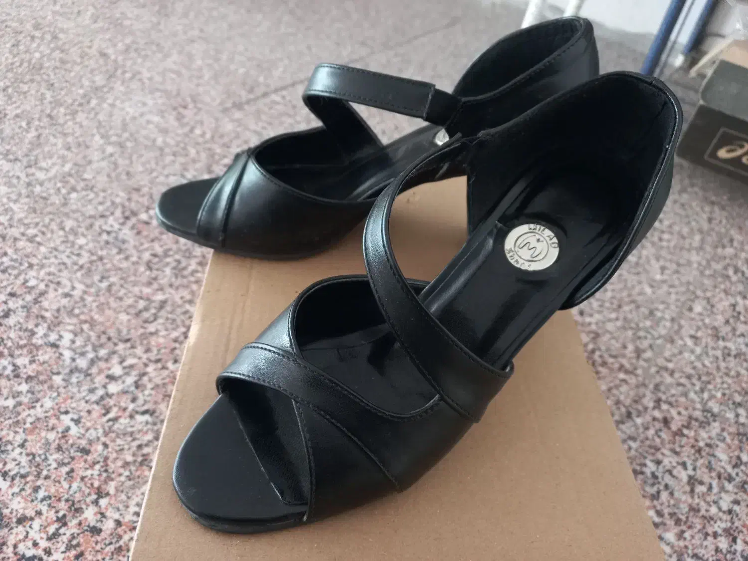 کفش|کیف، کفش، کمربند|بندر ترکمن, |دیوار