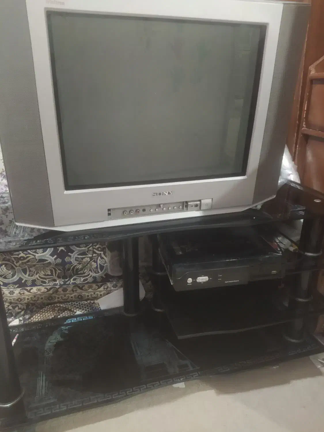 تلویزیون21 سونی با میز و گیرنده دیجیتال|تلویزیون و پروژکتور|بندرعباس, |دیوار