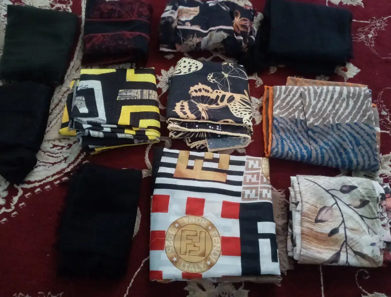 تعدادی روسری و شال فروشی|لباس|قائن, |دیوار