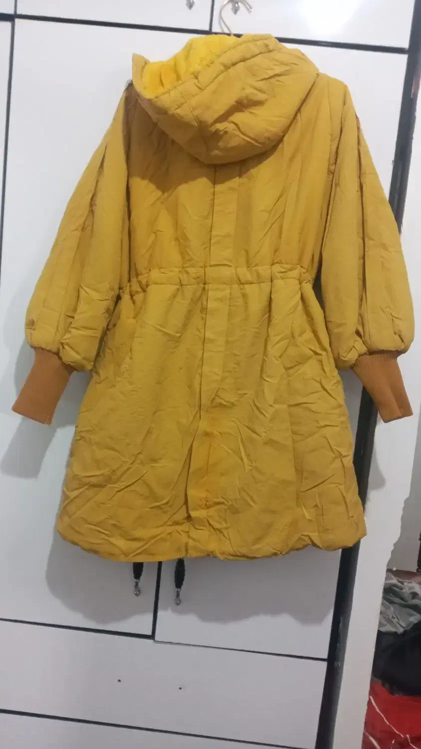 کاپشن|لباس|میانه, |دیوار