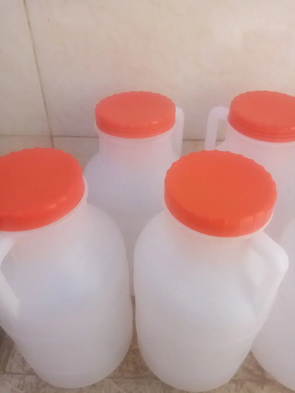 تعدادی دبه ۸ لیتری تمیز ونو.|حراج|قم, بوستان جوان|دیوار