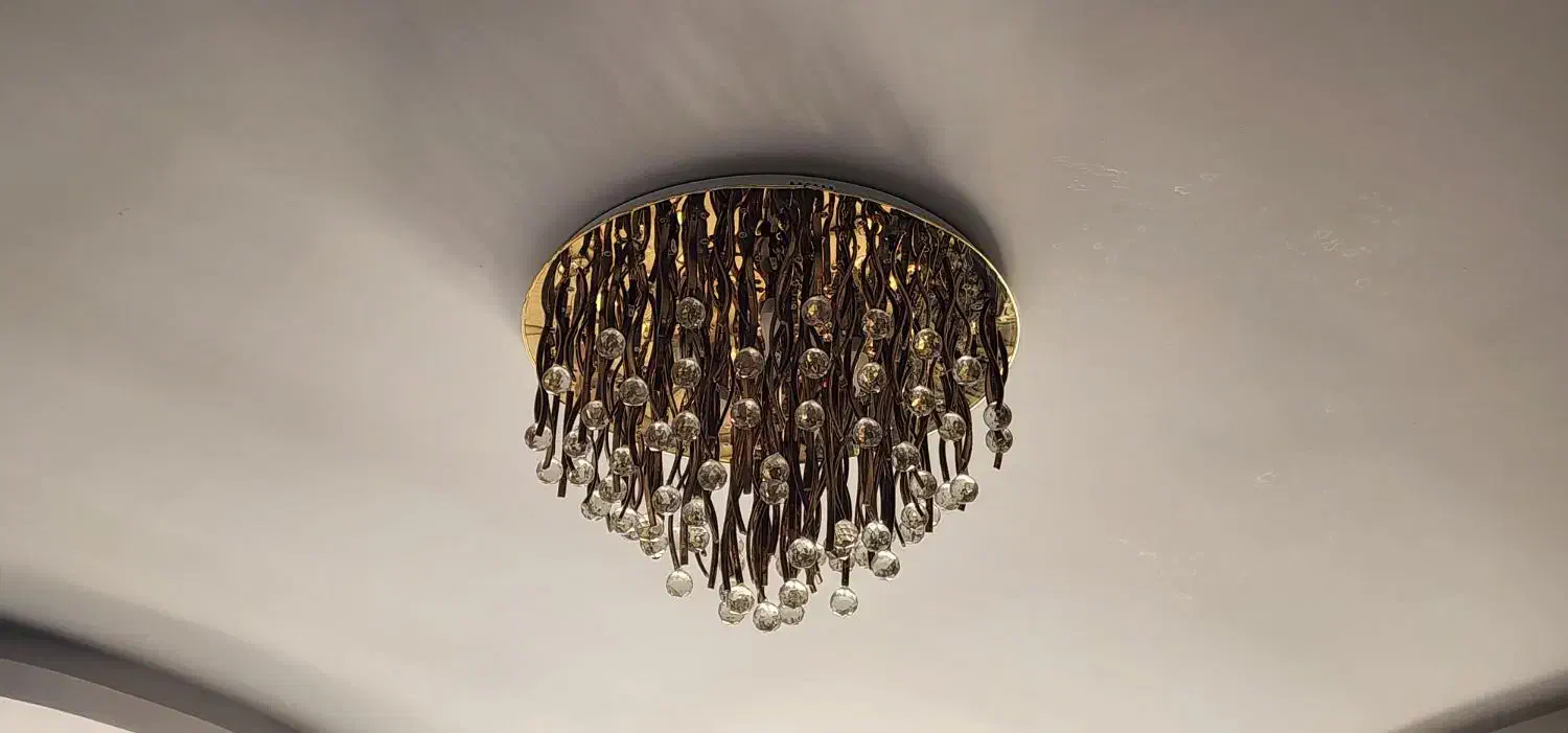 لوستر با گوی های کریستالی بسیار مدرن و زیبا|لوستر و چراغ آویز|شیراز, غدیر جنوبی|دیوار