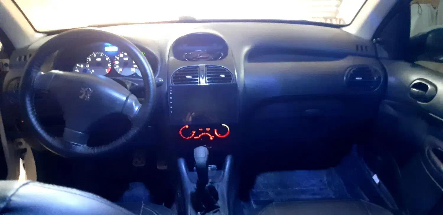 پژو ۲۰۶ تبپ ۲ رنک سفید ۱۰ ماه بیمه|خودرو سواری و وانت|برخوار, |دیوار