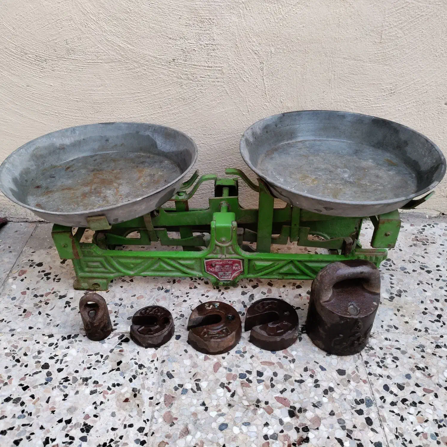 ترازو کفه ای ۲۰ کیلویی با چند کیلو سنگ|کلکسیون اشیاء عتیقه|مشهد, ادیب نیشابوری (شهرک غرب)|دیوار