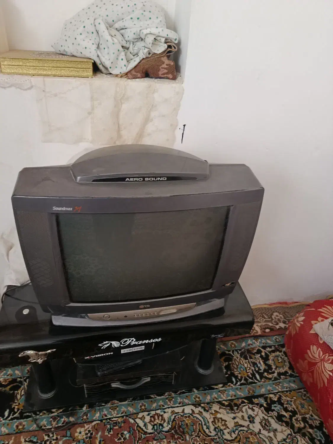 تلویزیون‌بیست‌یک‌با‌میز‌تلویزیون‌به‌فروش‌میرسه|تلویزیون و پروژکتور|زابل, |دیوار