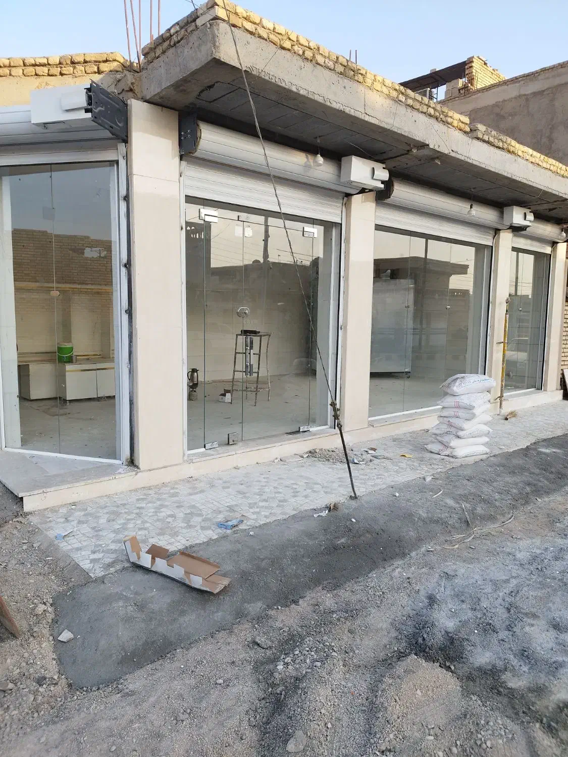 نصب و اجرای شیشه سکوریت و کرکره برقی|خدمات پیشه و مهارت|دزفول, |دیوار