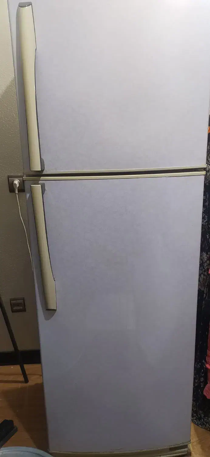 یخچال فریزر.|یخچال و فریزر|شاهین‌شهر, خانه کارگر|دیوار