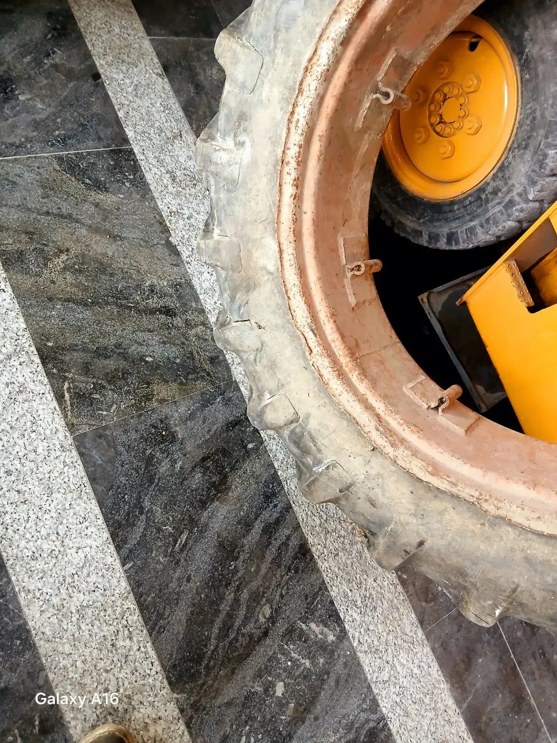 رینگ ولاستیک رومانی فابریک|خودرو سنگین|صفادشت, |دیوار