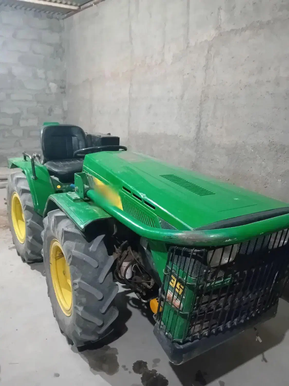 یک دستگاه تراکتور دهقان ورز|خودرو سنگین|کاخک, |دیوار