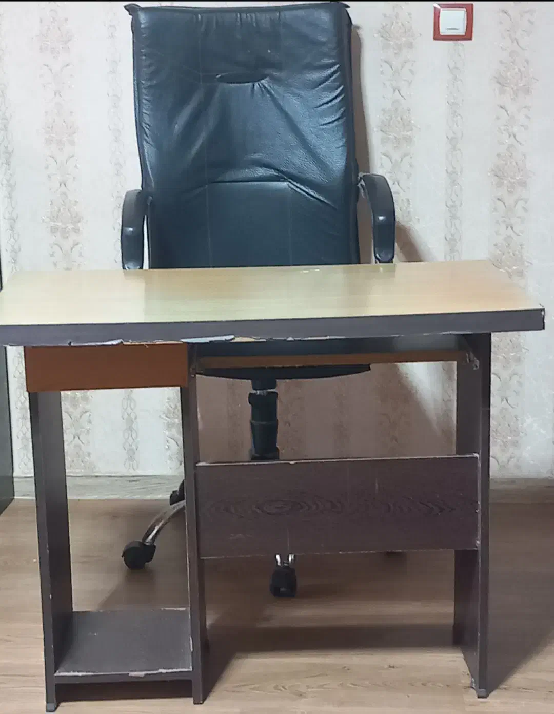 صندلی چرخدارومیزکامپیوتر|دفتر کار|ساری, |دیوار