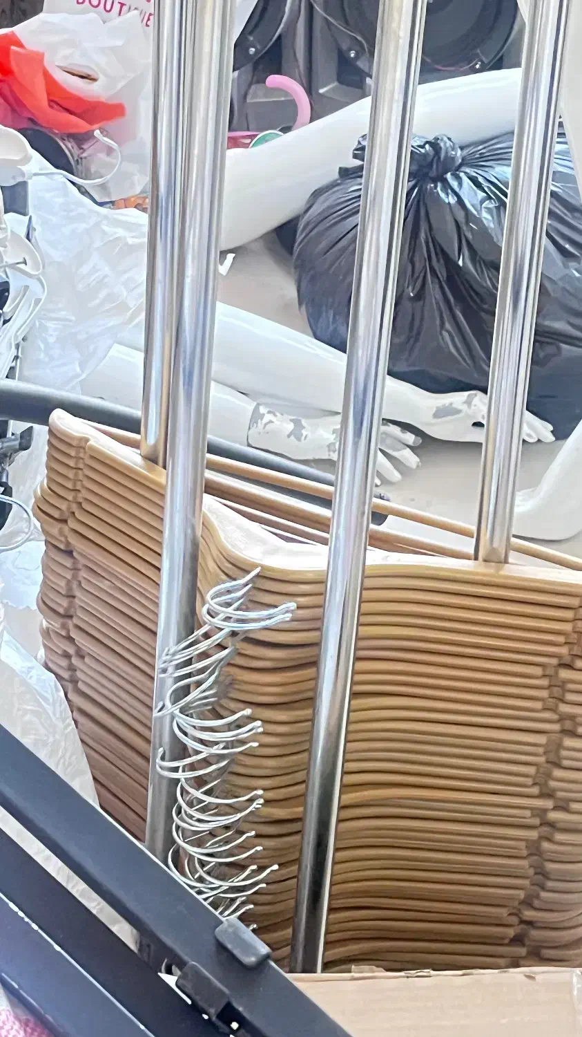 چوب لباسی طرح چوب عمده|بندرخت و رخت‌آویز|شیراز, سینما سعدی|دیوار