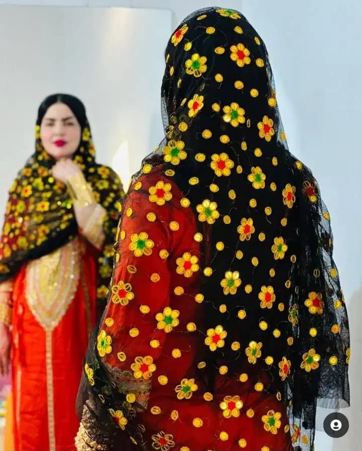 لباس گلابتونی|لباس|جاسک, |دیوار