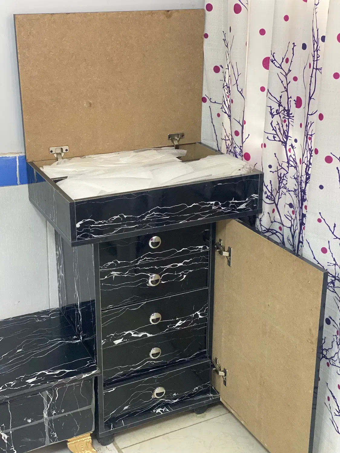 تجهیزات سالن زیبایی|آرایشگاه و سالن‌های زیبایی|میاندوآب, |دیوار