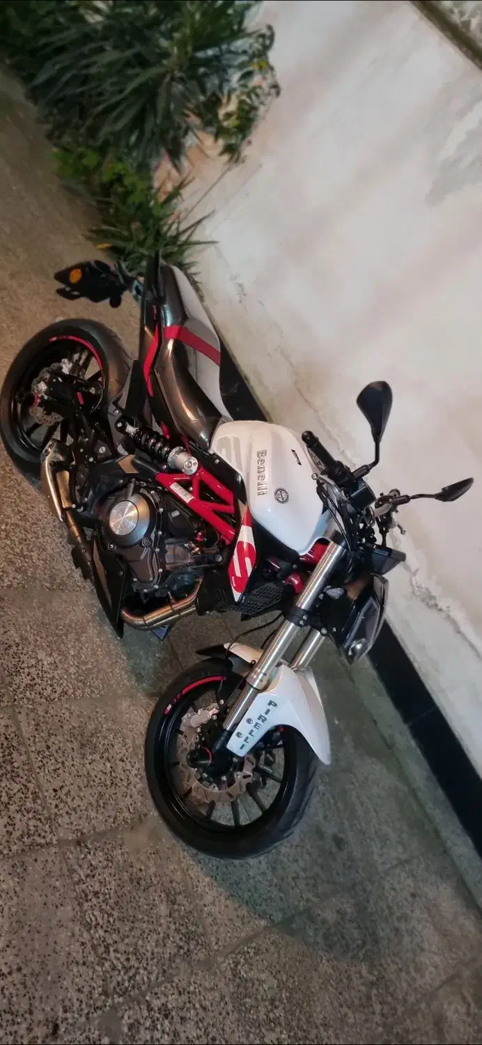 بنلی ۳۰۰ مدل ۴۰۱ در حد خشک|موتورسیکلت|گرگان, |دیوار