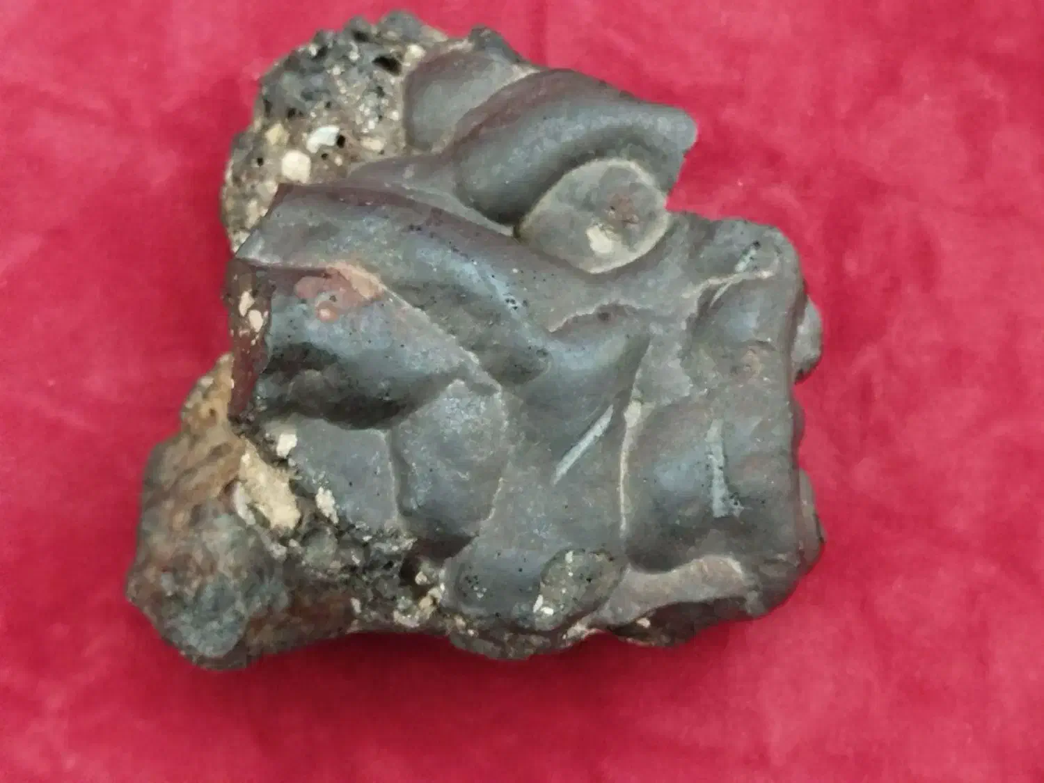 سنگ مشکوک به شهاب سنگ|کلکسیون اشیاء عتیقه|صفادشت, |دیوار