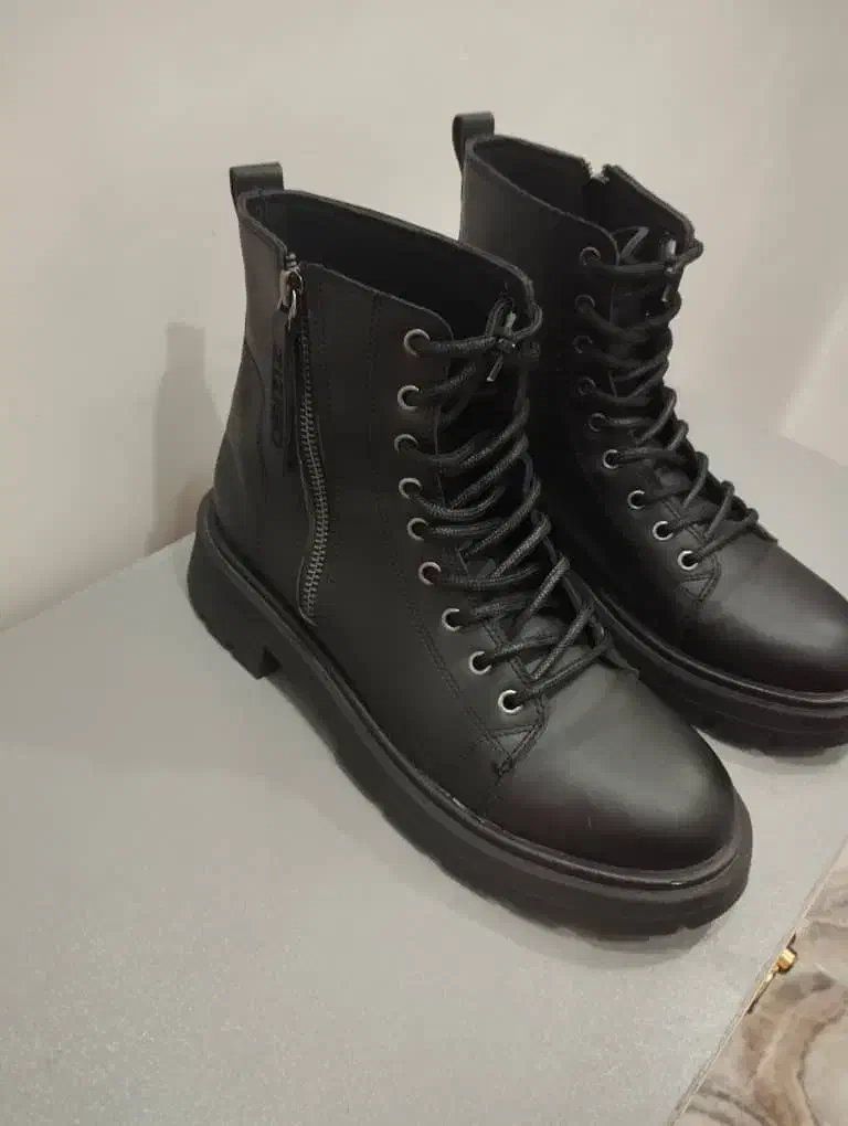 نیم بوت|کیف، کفش، کمربند|ری, علایین|دیوار