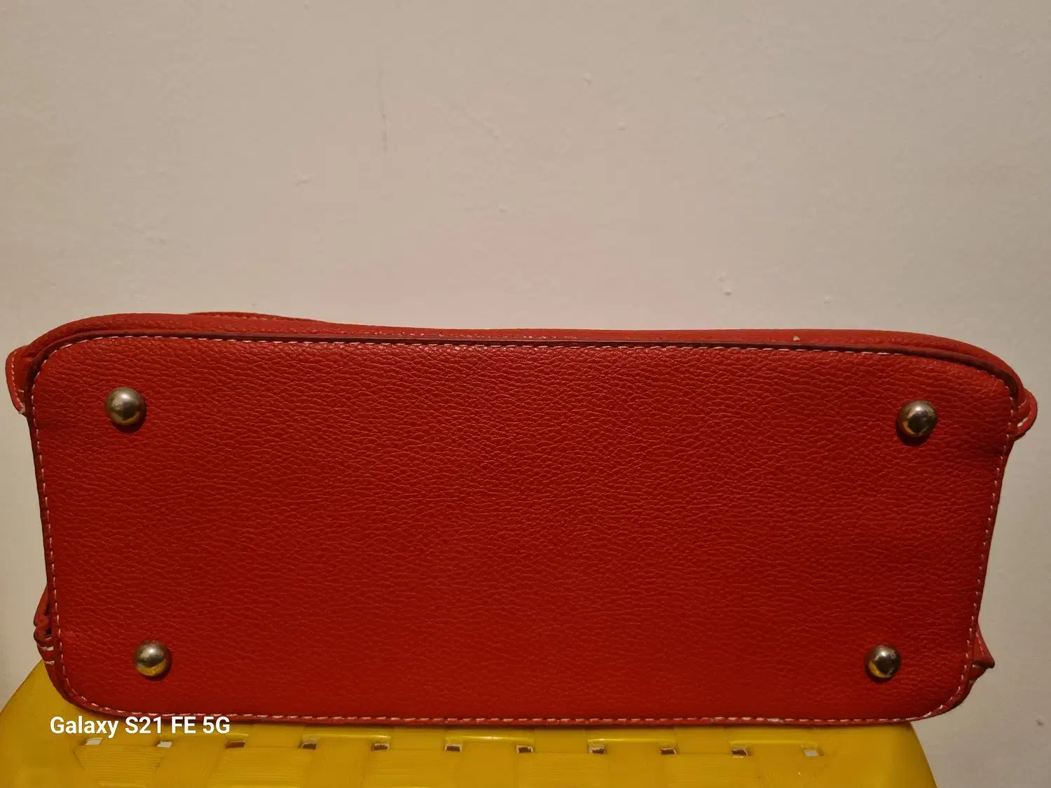 کیف و مجسمه|کیف، کفش، کمربند|کیش, |دیوار