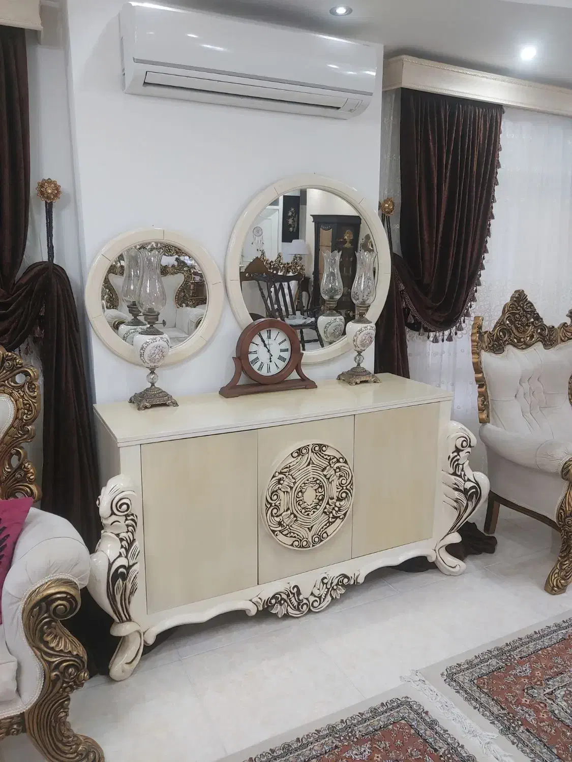 کنسول چوب صحیح وسالم به همراه ۲تاآینه.قیمت ۹ملیون|بوفه، ویترین، کنسول|آستارا, |دیوار