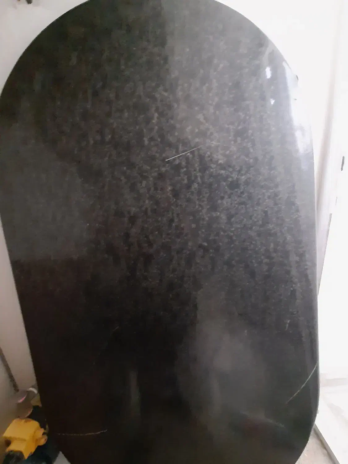 میز چوبی بیضی شکل با پایه فلزی فرفورژه بدون صندلی.|میز و صندلی غذاخوری|کرمانشاه, |دیوار